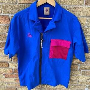 Nike ACG Short Sleeve Shirt Jacket Game Royal/Sport Fuchsia Medium